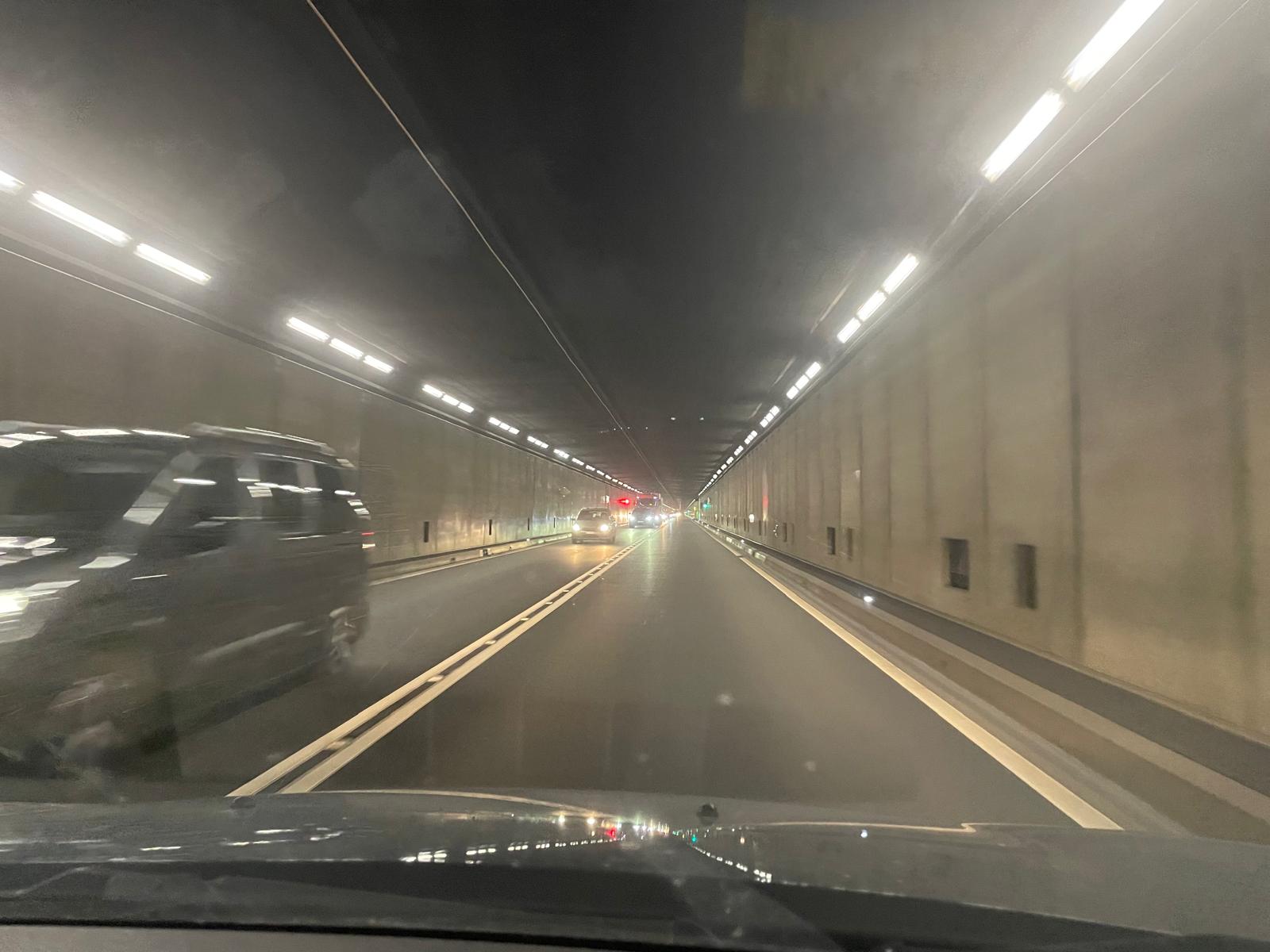 Tunnel du Saint-Gothard, entre l'Italie et la Suisse, long de 17km.
