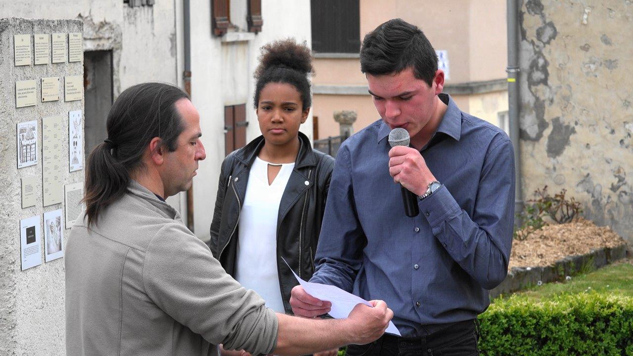 De jeunes récitants de la commune nouvelle lisent des lettres de déportés.