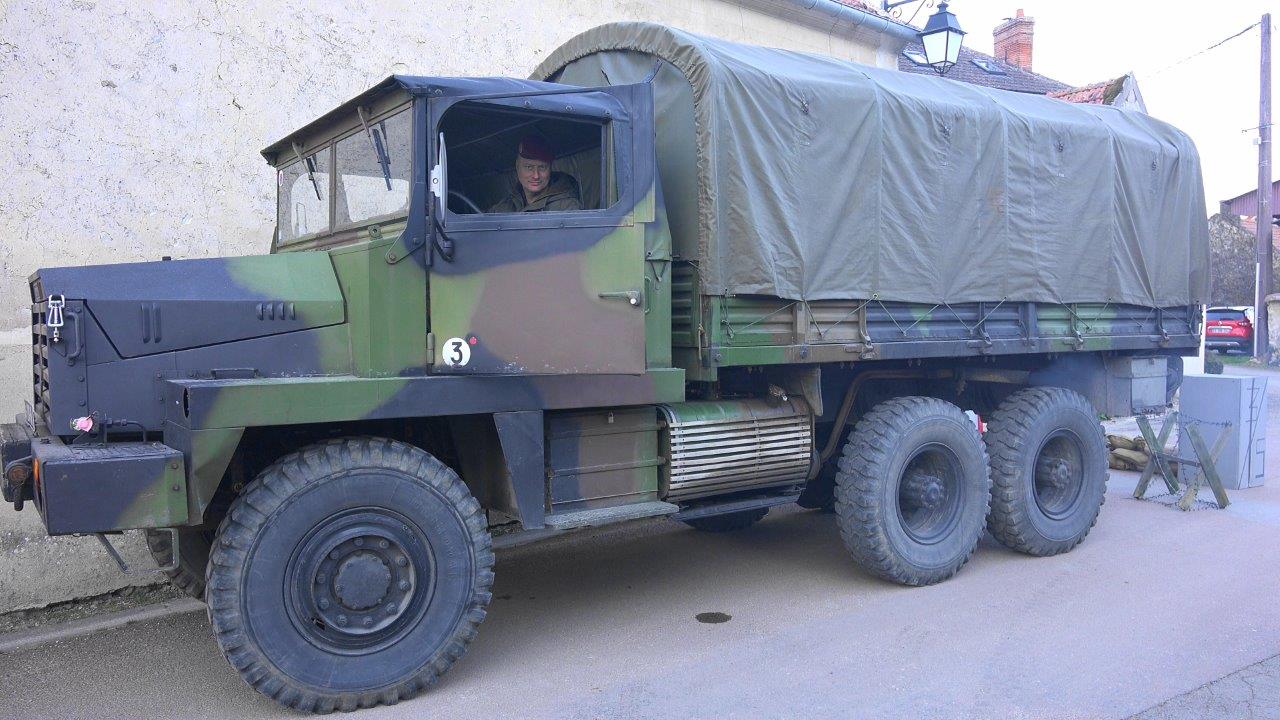 Les membres de l'association Véhicules Militaires.com sont venus à bord d'un Berliet GBC 8 KT. "La bonne à tout faire de l'armée"...