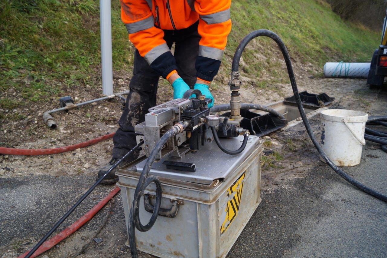 L'eau et le câble sont introduits simultanément dans le fourreau par un système d'entrainement...
