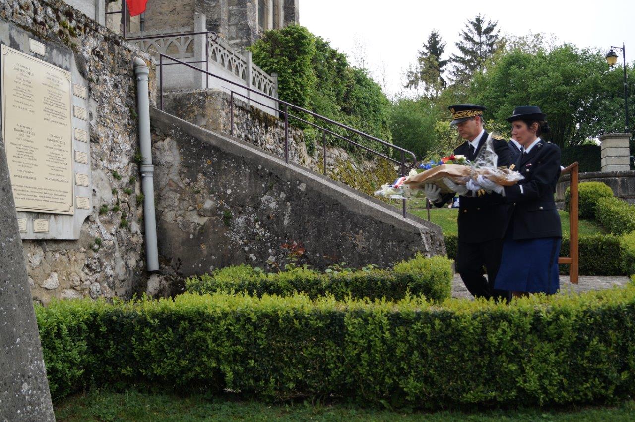 Le sous-préfet Ronan Léaustic et Daphnée Texier, commandant la Brigade de gendarmerie de proximité de Condé-en-Brie déposent à leur tour une gerbe de fleurs.