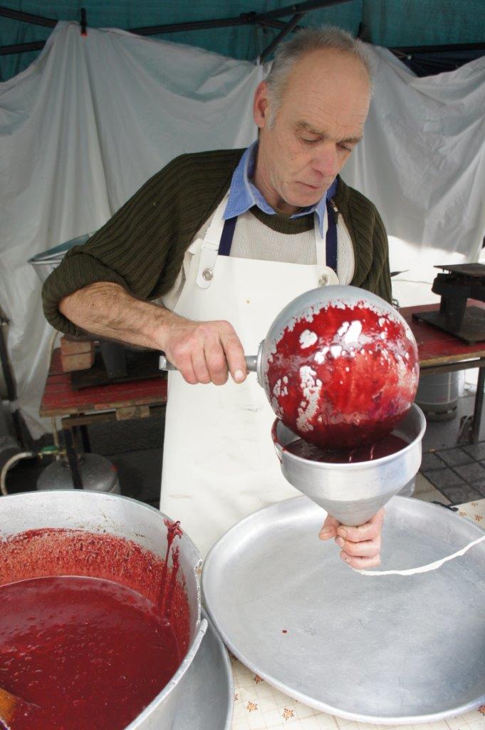 L'étape la plus délicate consiste à remplir le boyau sans le faire éclater...