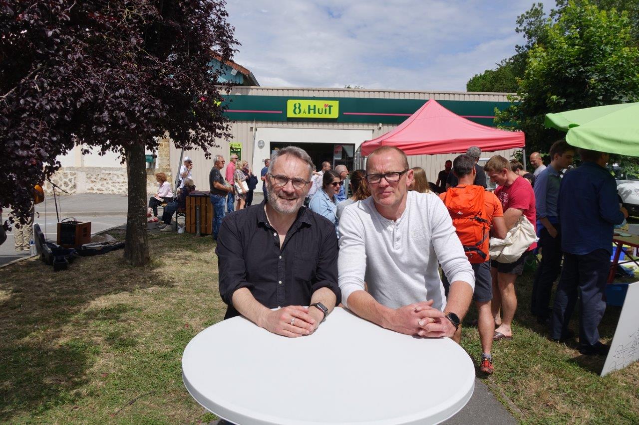 De gauche à droite : Dominique Moyse et Georges Lefebvre sont satisfaits du lancement de ce marché de producteurs locaux.