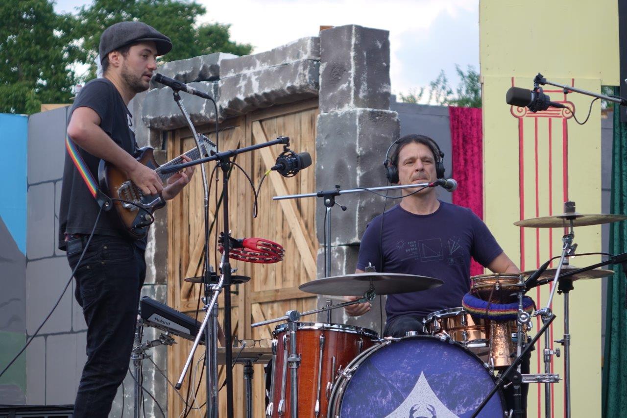 Annulé le samedi soir à cause d'une scène détrempée, le concert abrasif du groupe de rock garage Karaboudjan s'est déroulé le dimanche soir à l'apéritif.
