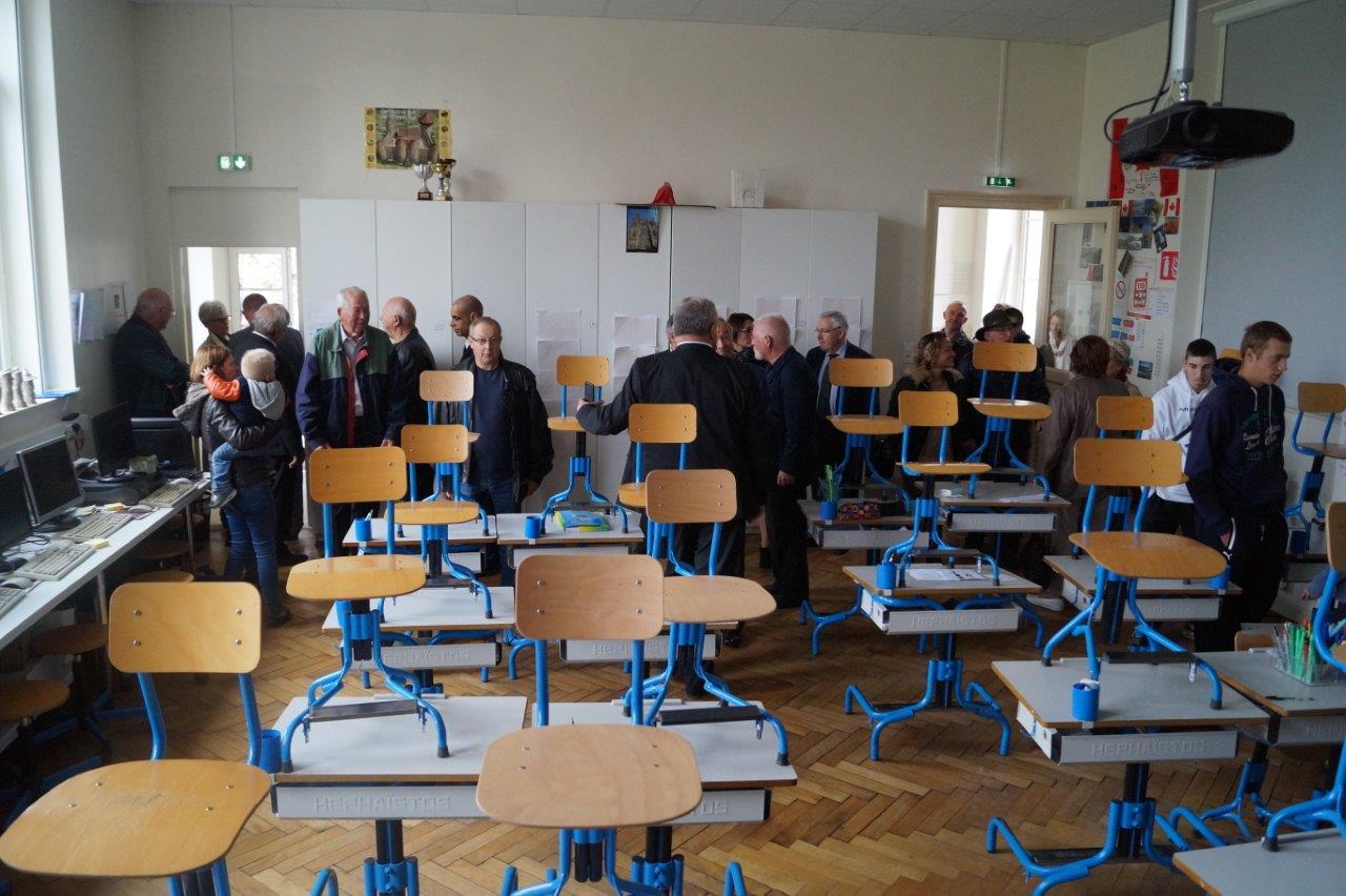 La salle de classe de l'école regroupée Le Breuil / Igny-Comblizy a gardé son parquet d'origine. Respect !