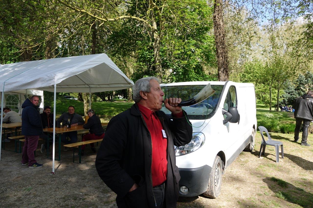 Le président Denis Van Gysel annonce la fin de chaque manche en donnant trois coups de corne.