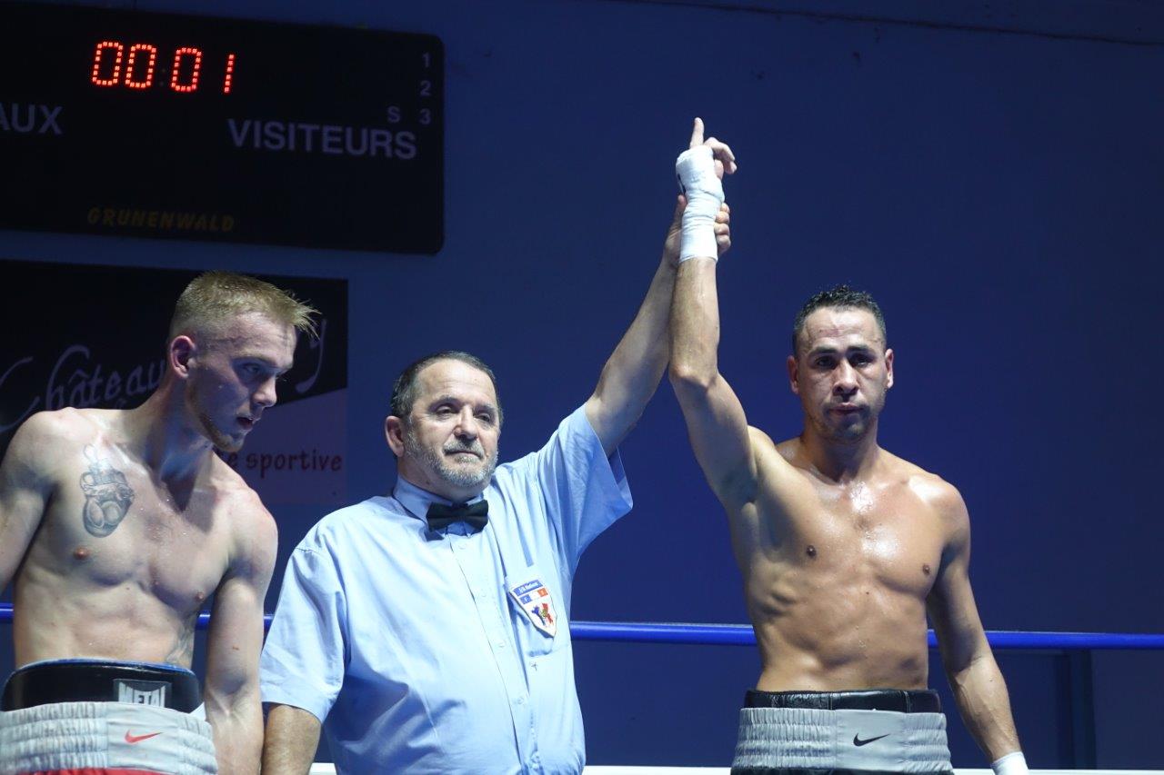 En catégorie PRO, à droite, le castel Youssef Ouali (61kg) remporte son combat face à Jimmy Lecomte (61kg) de Béthune.