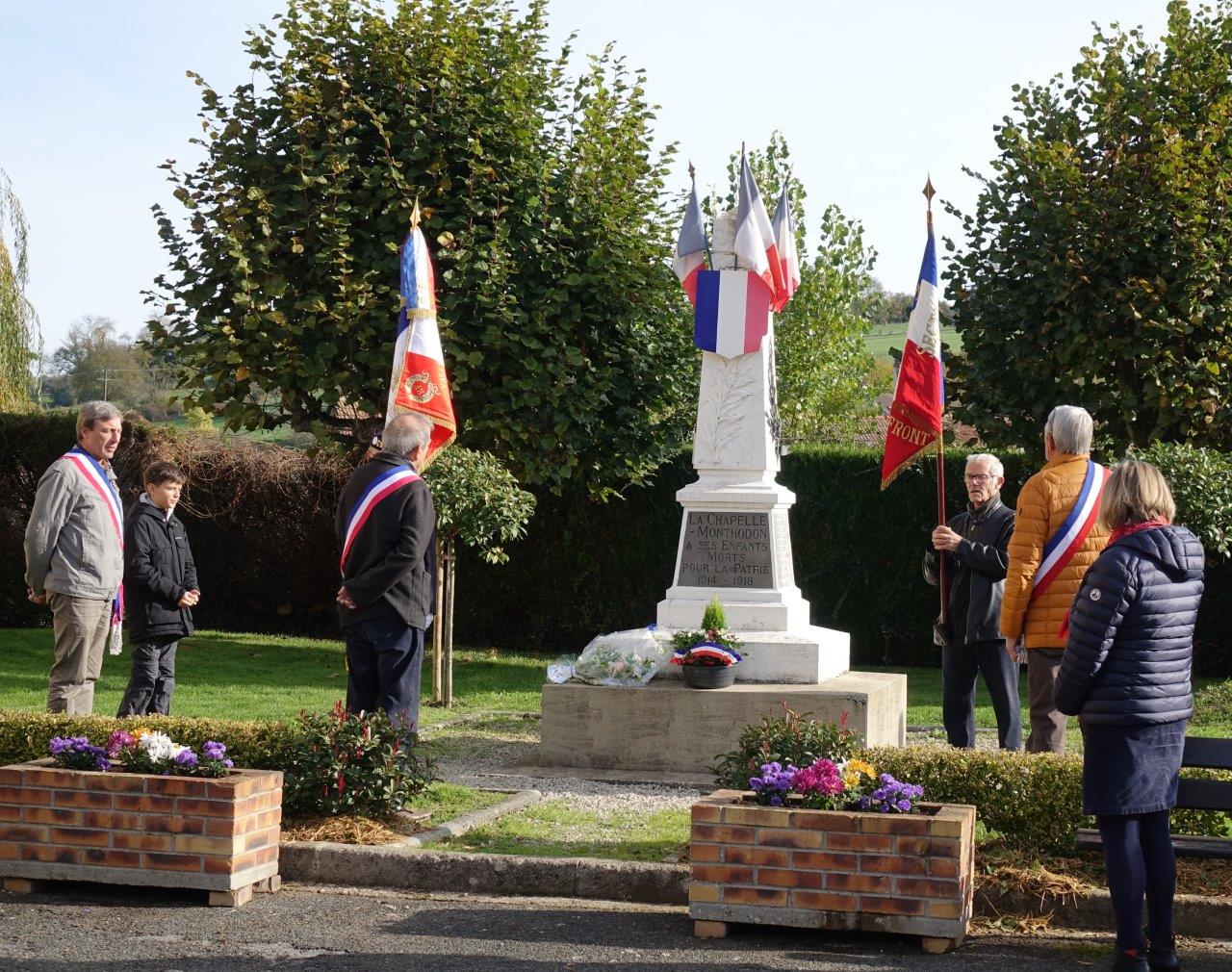 Le monument aux morts de La Chapelle-Monthodon.