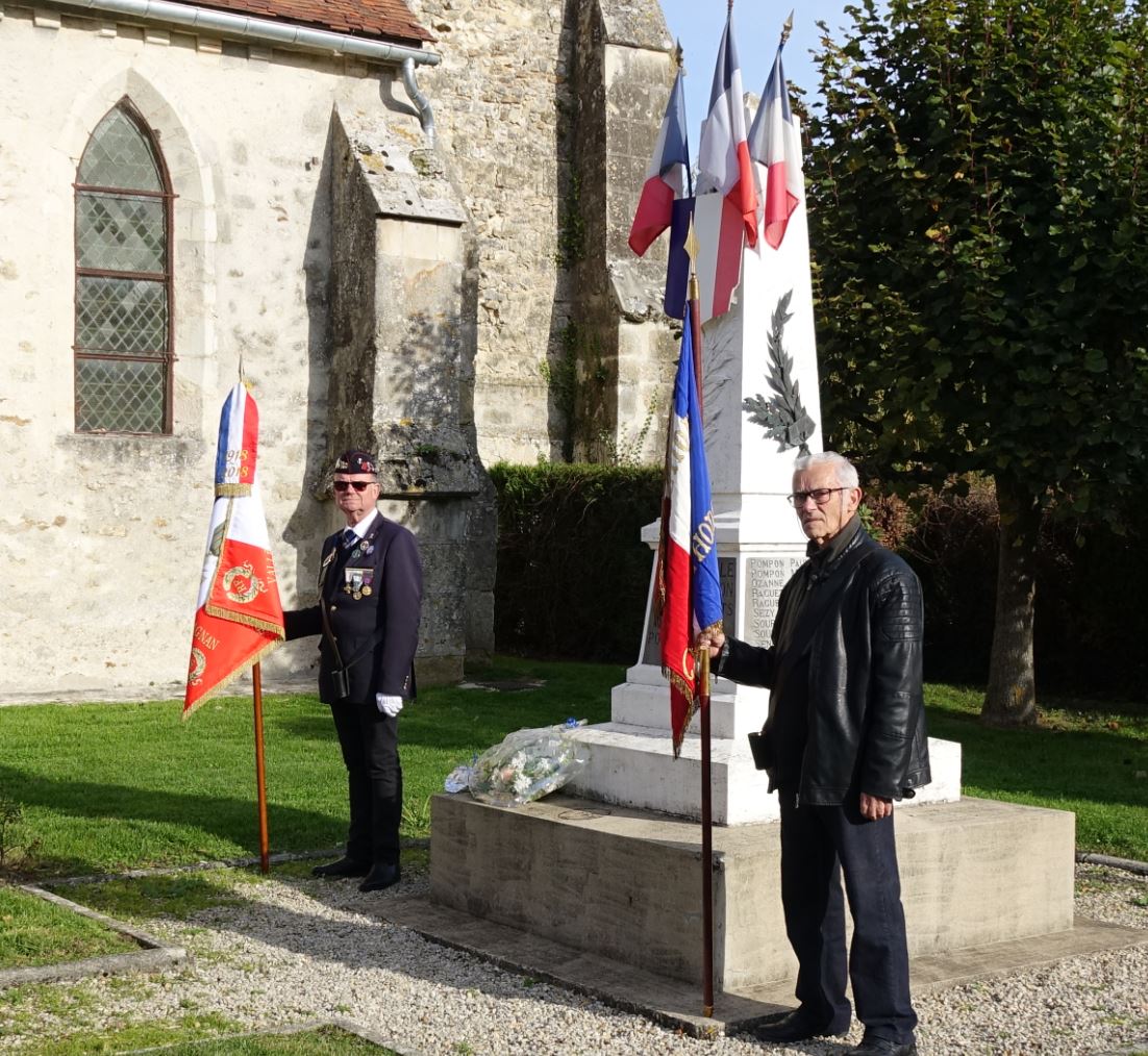 De gauche à droite : Marcel Dartinet, premier adjoint au maire de Vallées-en-Champagne, porte le drapeau de la commune nouvelle et Jacques Cernet, ancien combattant, porte celui de la commune historique de La Chapelle-Monthodon. 