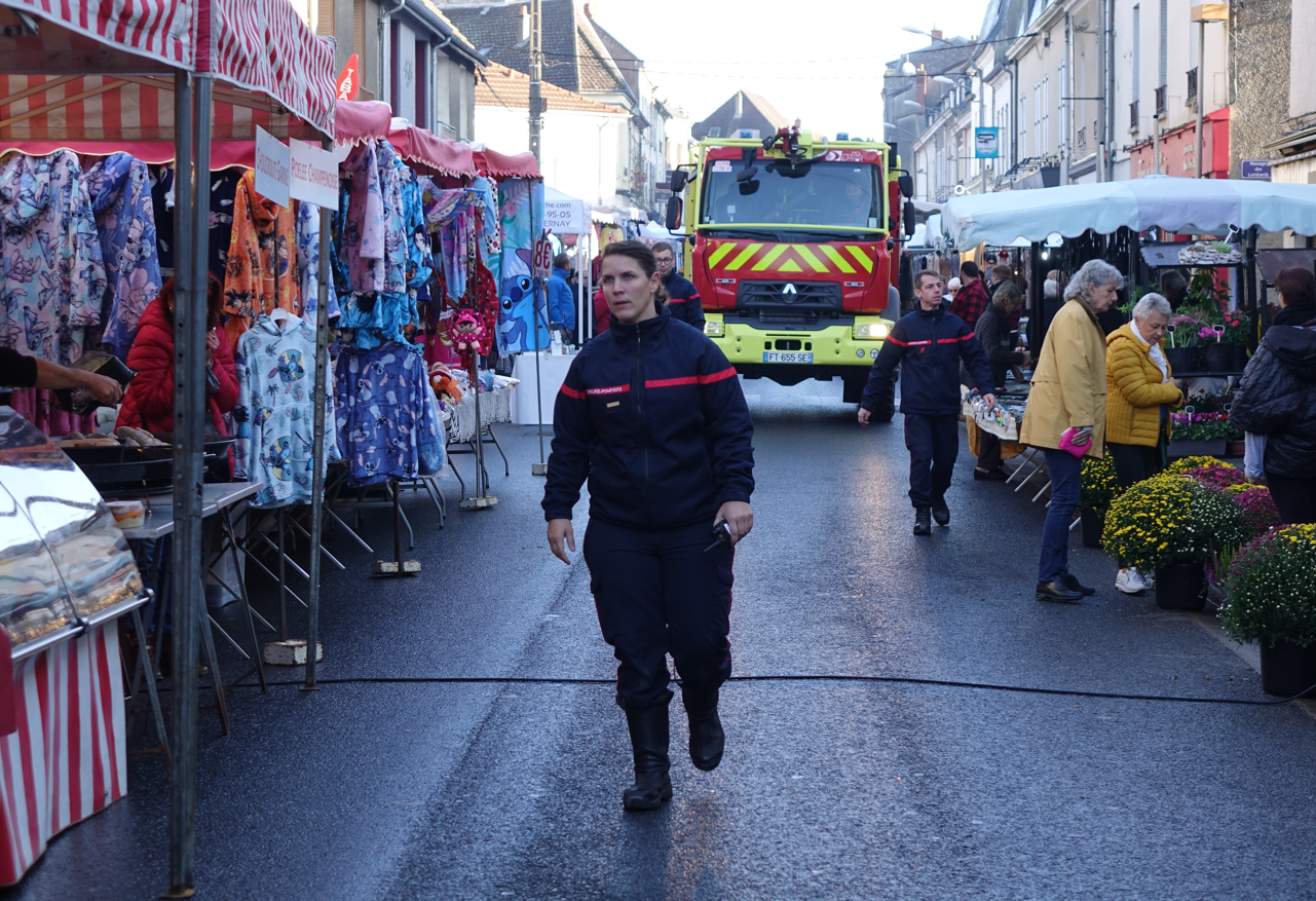 L'imposant camion des sapeurs-pompiers de Dormans vérifie que les installations sont OK.
