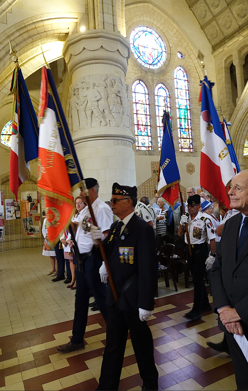 Une haie de porte-drapeaux s'installe en la Chapelle de la Reconnaissance.