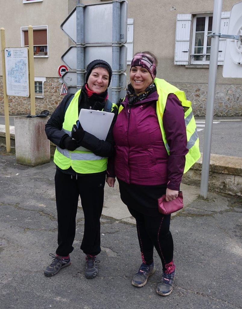De gauche à droite : La présidente de l'association Odon'Attitude Isabelle Breton et la trésorière Rachel Mérat accueillent les participants sur la Place de l'église de La Chapelle-Monthodon.