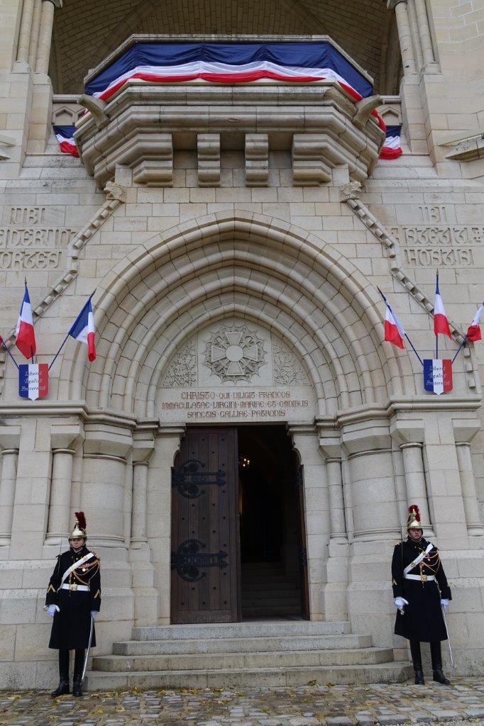 L'édifice était pavoisé aux trois couleurs de la République.