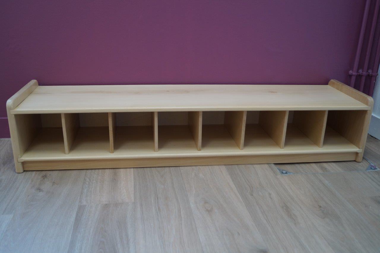 Les chaussures trouvent leur place dans ce meuble.
