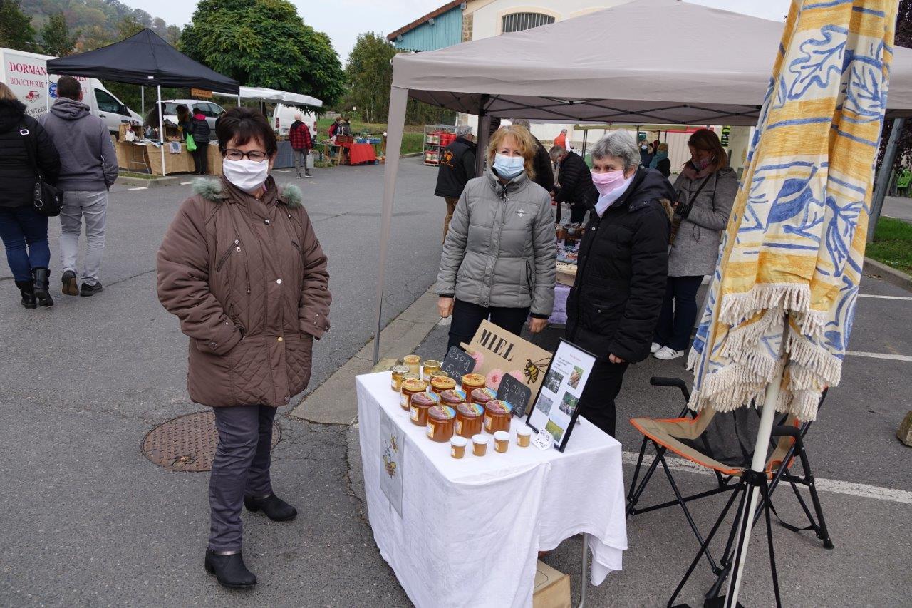 À gauche : La maire de Montlevon, Nelly Guedrat, est une fidèle du marché de plein air.