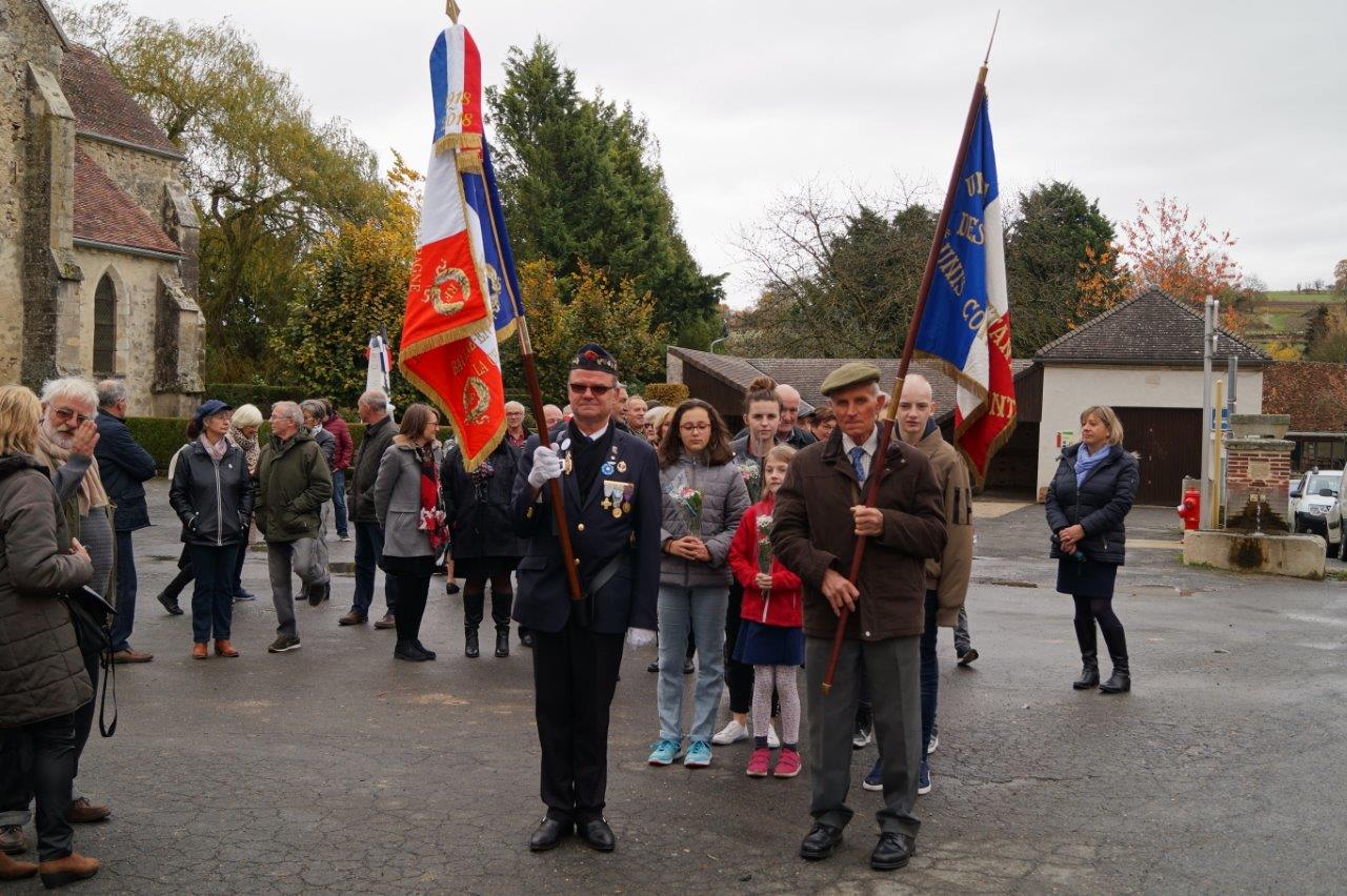 De gauche à droite : Marcel Dartinet, porte-drapeau officiel de la commune nouvelle Vallées-en-Champagne et Robert Breton, porte-drapeau de la section odonienne des anciens combattants emmènent le cortège vers le cimetière communal...