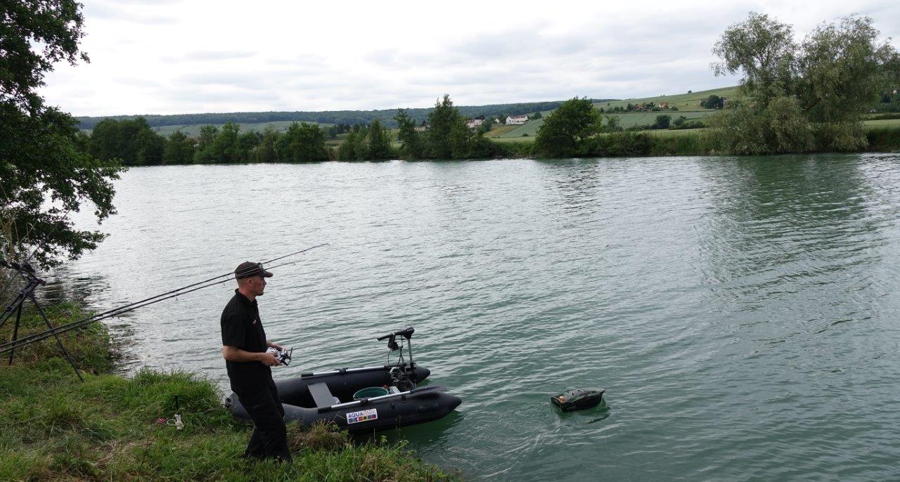 Le bateau amorceur est un dispositif de pêche télécommandé, permettant d’aller déposer une quantité d’amorces, même dans des endroits difficiles.