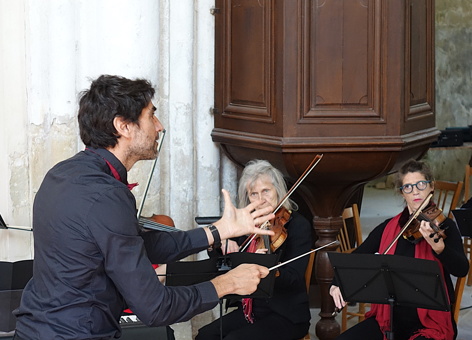 Chef d'orchestre est un métier physique. Evrard Sicre connait la musique : il est professeur de physique.
