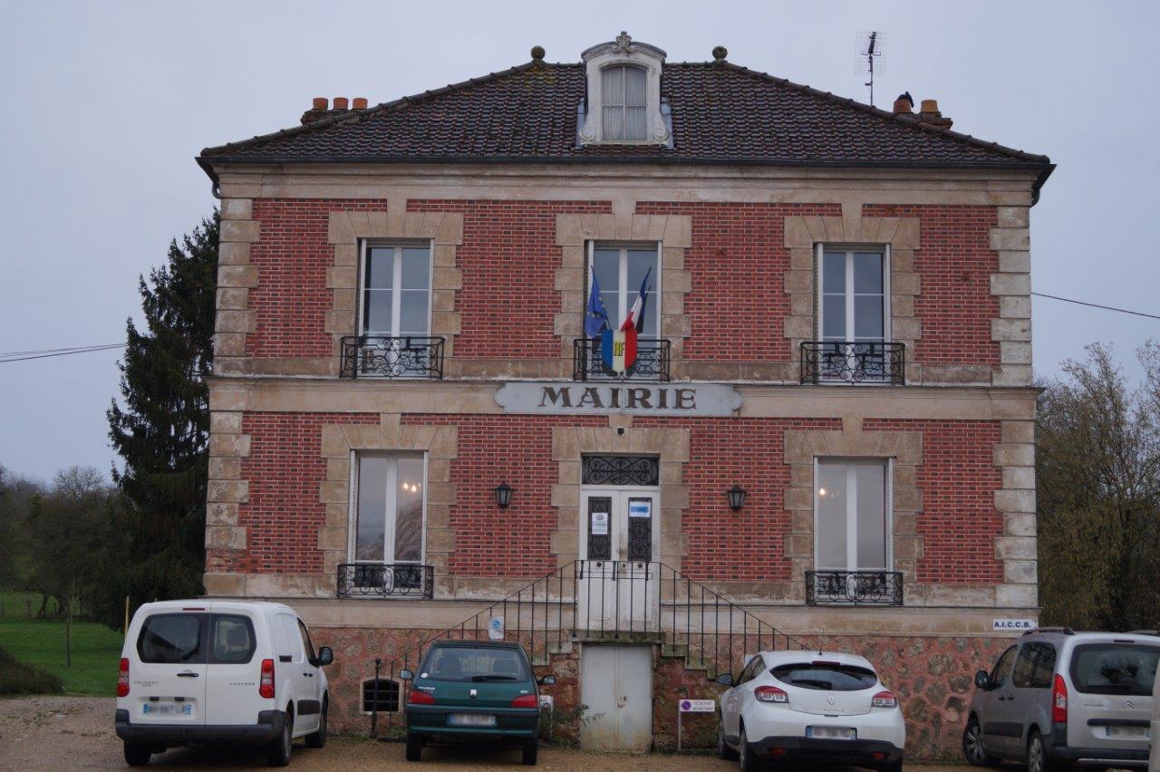 L'accès au secrétariat de la mairie condéenne se fait côté parc.