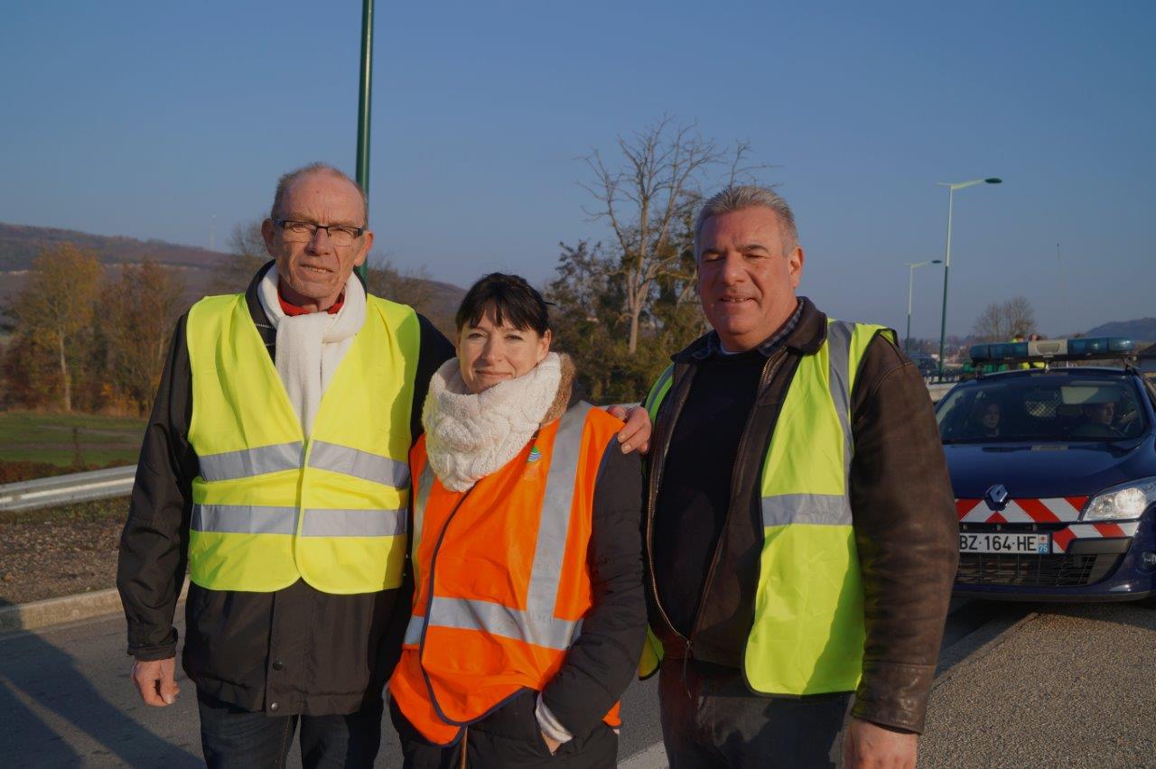 Au centre : habitante de Trélou-sur-Marne dans le Sud de l'Aisne, Mireille Chevet, Conseillère régionale Rassemblement National Hauts-de-France, franchit la frontière administrative pour se joindre aux gilets jaunes...