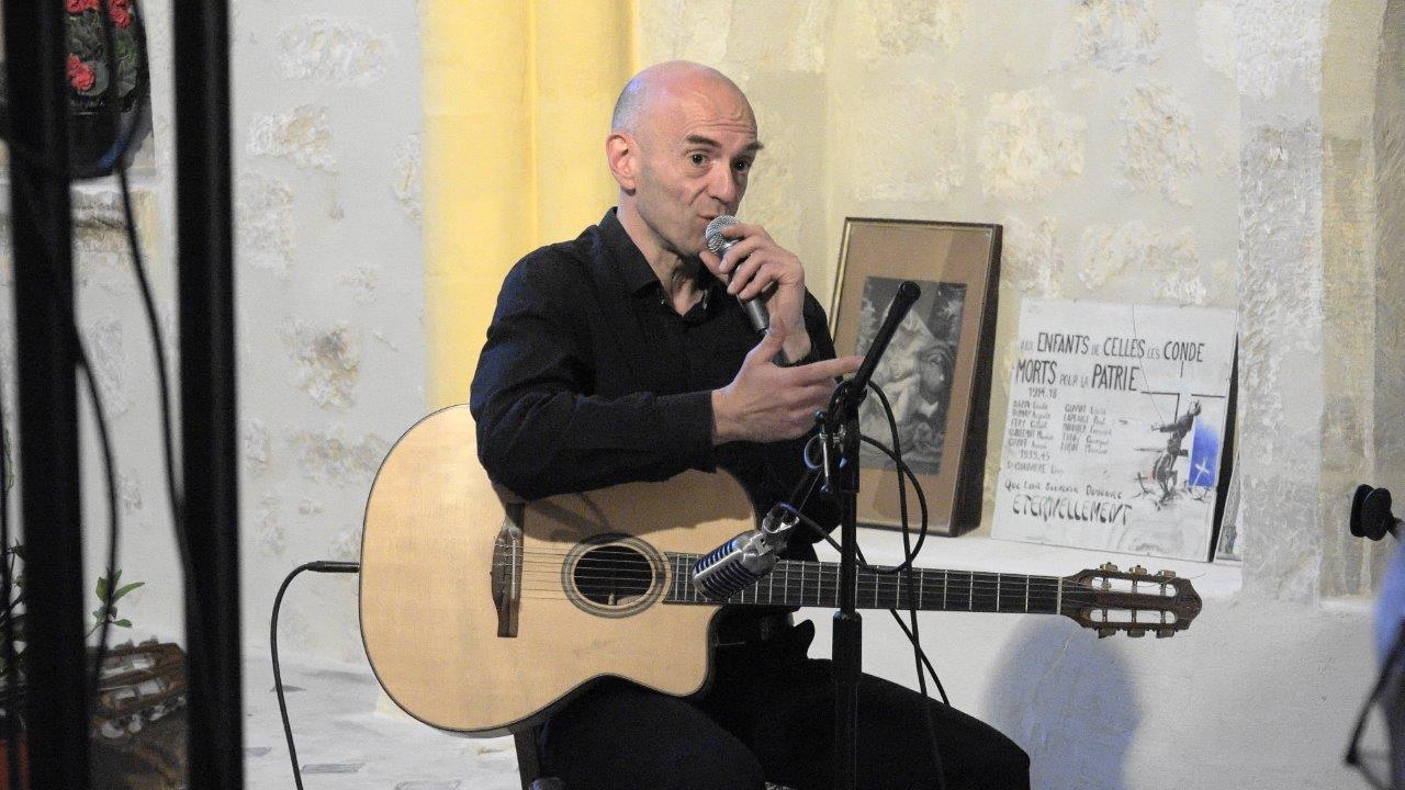 Boris Pelosof rend un vibrant hommage à Django Reinhardt.