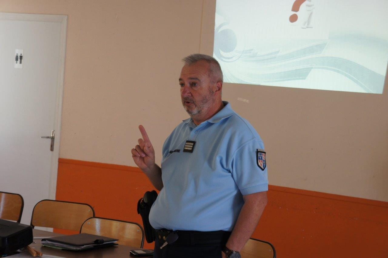 Les gendarmes ont animé la réunion d'information pendant près d'1h30.