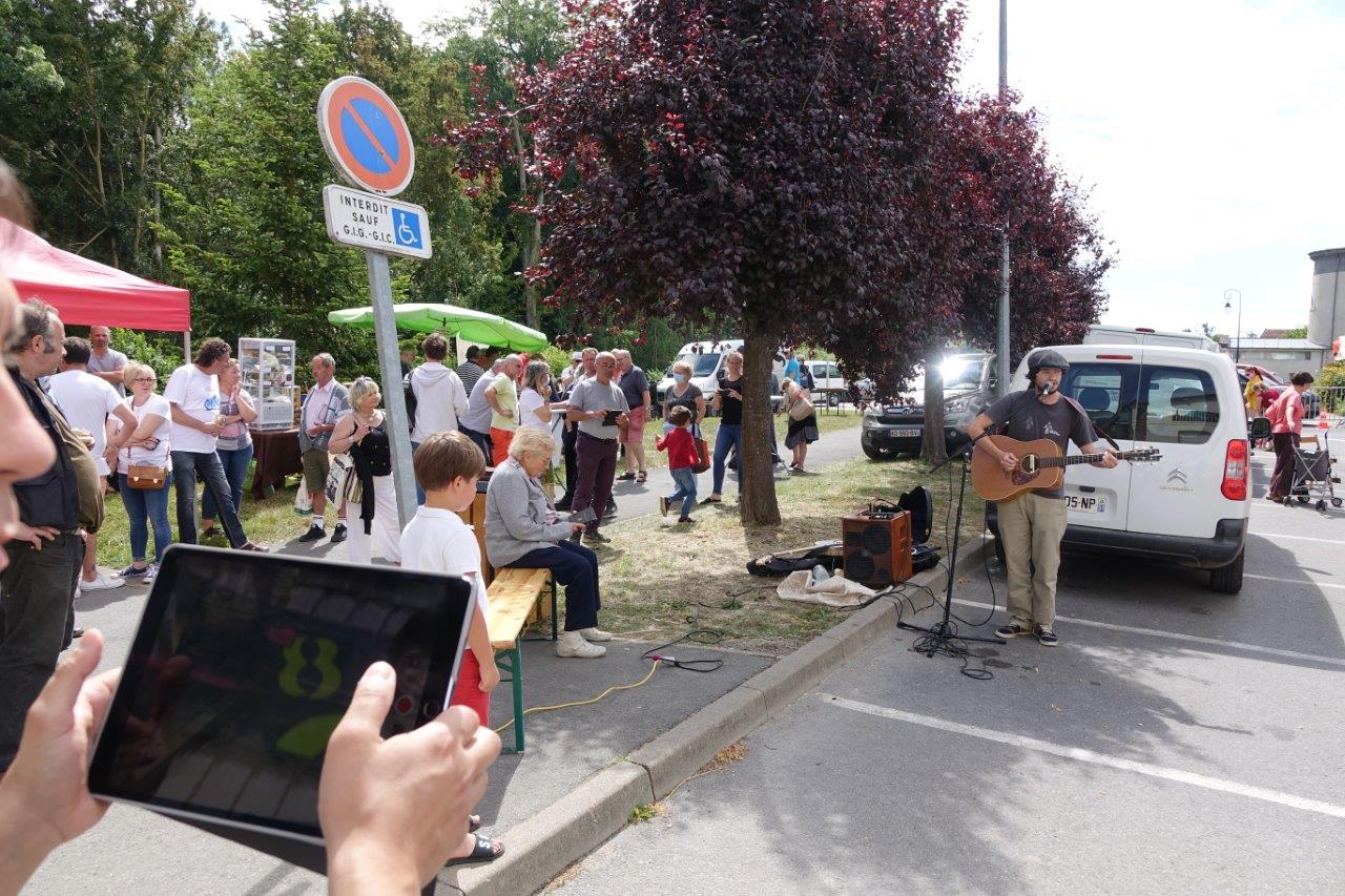 Fête de la Musique oblige, le chanteur sud axonais Rafi Stolé a ambiancé le marché en fin de matinée...