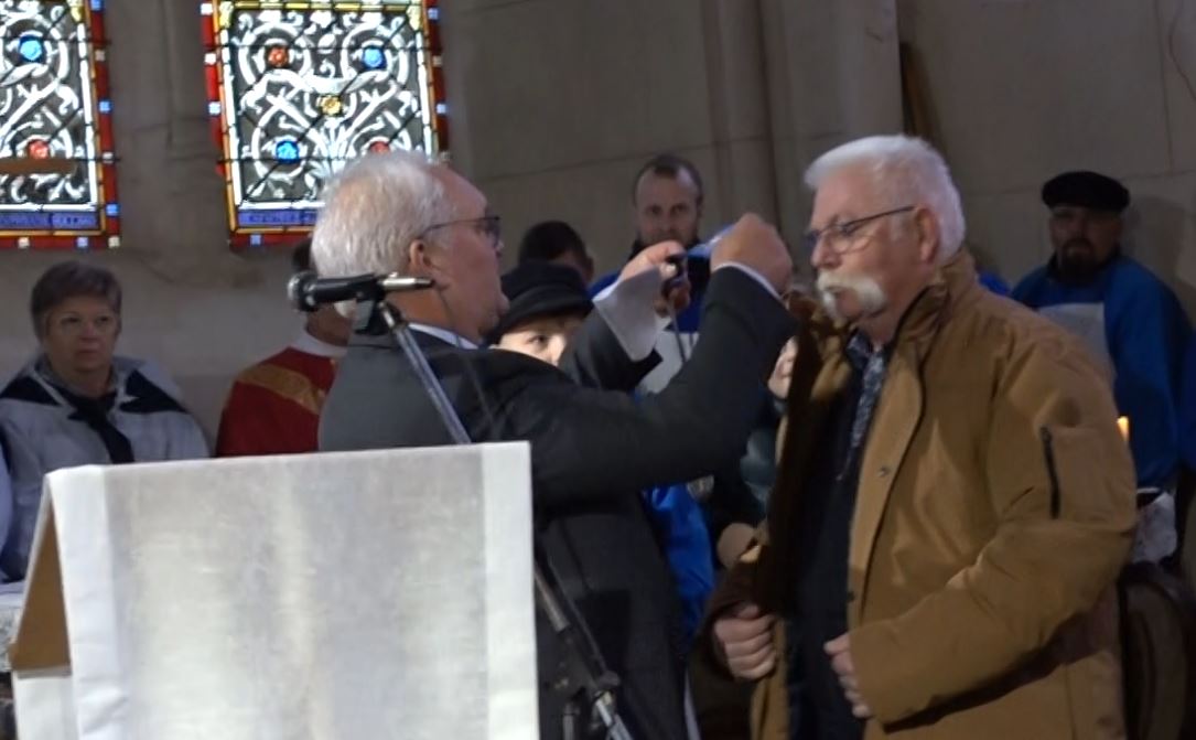 Le maire de la commune Didier Dépit remet la Grande médaille d'Argent à Jean-Luc Vincent...