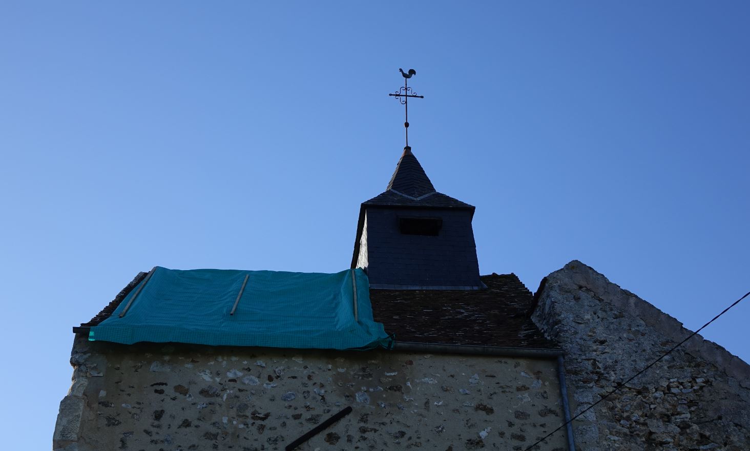 Le coq penche du côté où il va tomber depuis de nombreuses années...