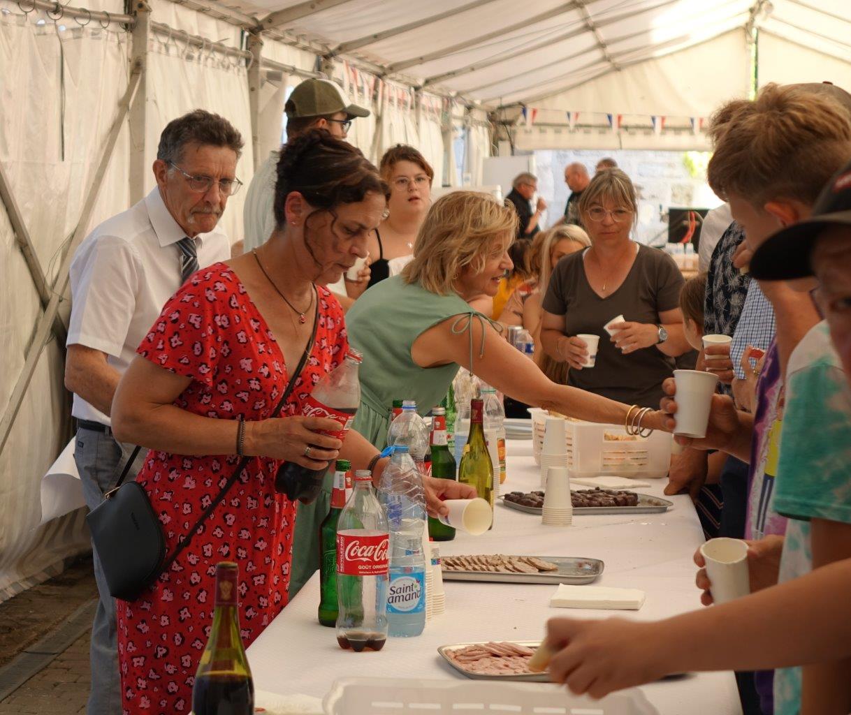 L'équipe municipale est à l'écoute des habitants lors du goûter et du casse-croûte.