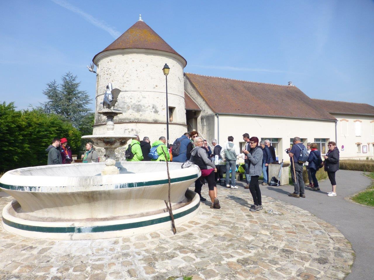 A Pavant, les marcheurs se laissent séduire par le charme d'une vieille fontaine et du pigeonnier.