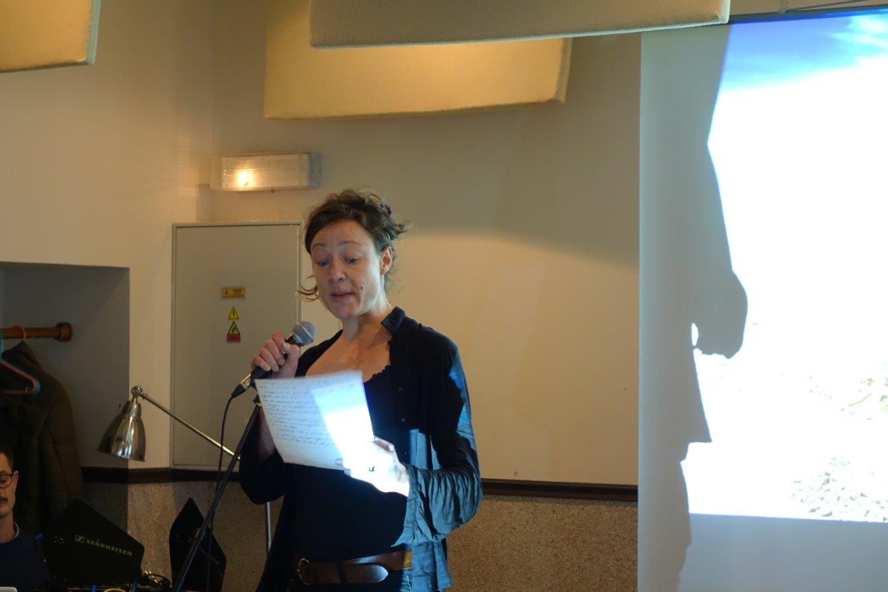 Julie Moulier, comédienne, diplômée du Conservatoire de Paris, joue régulièrement au théâtre et au cinéma.