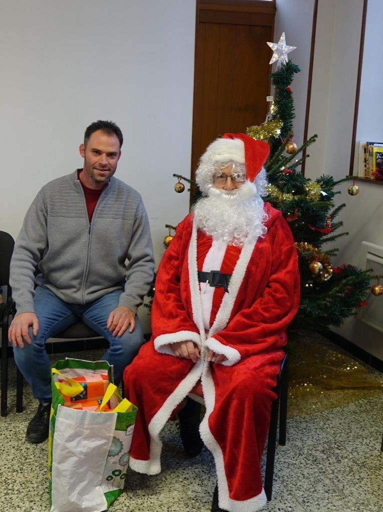 Le maire de la commune Jordane Beauchard accompagne le Père Noël lors de la distribution des cadeaux...