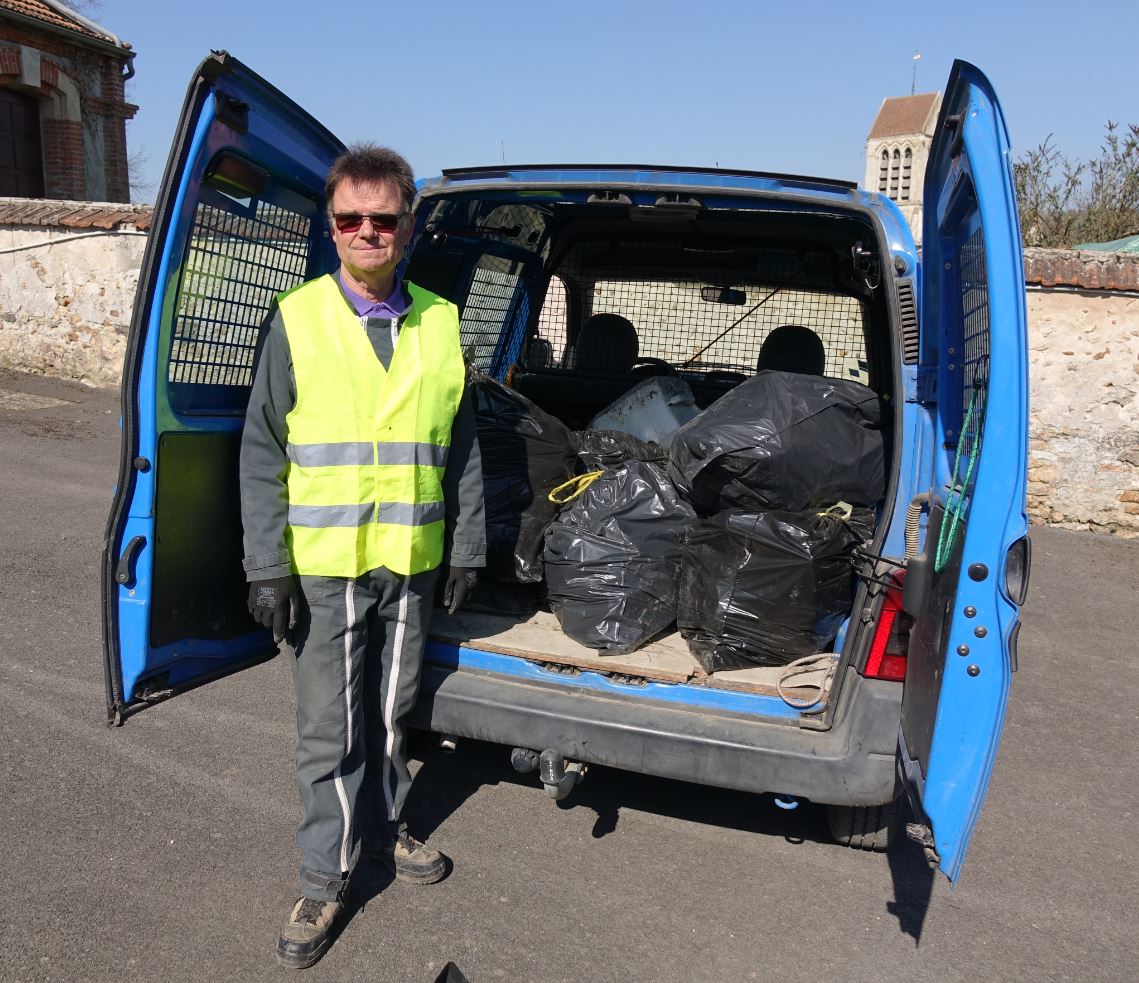 Marcel Dartinet vient déposer les déchets collectés sur Baulne-en-Brie.