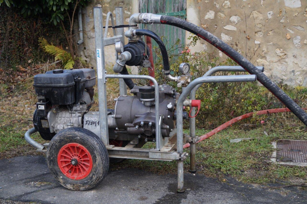 Une pompe est nécessaire pour refouler l'eau.