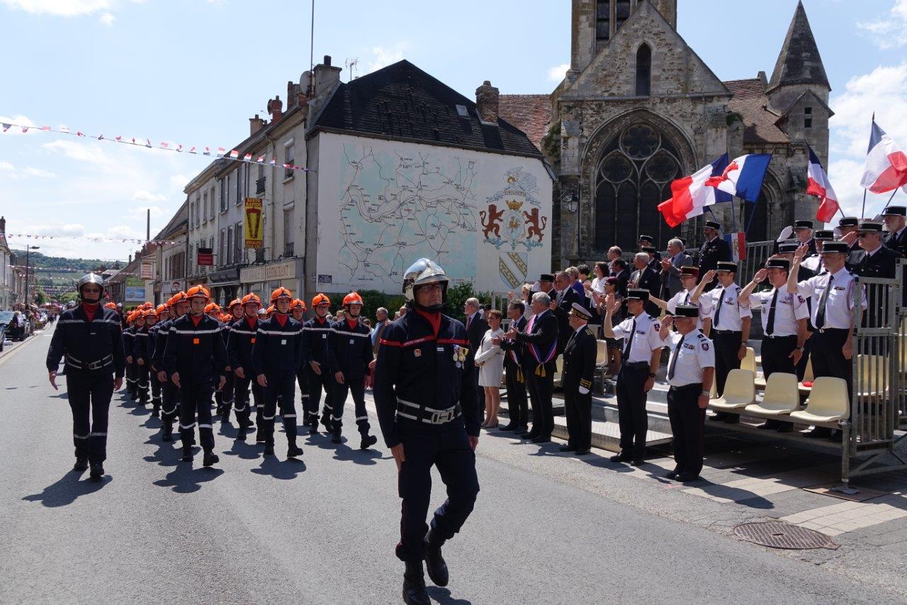Les jeunes sapeurs-pompiers forment un imposant détachement...