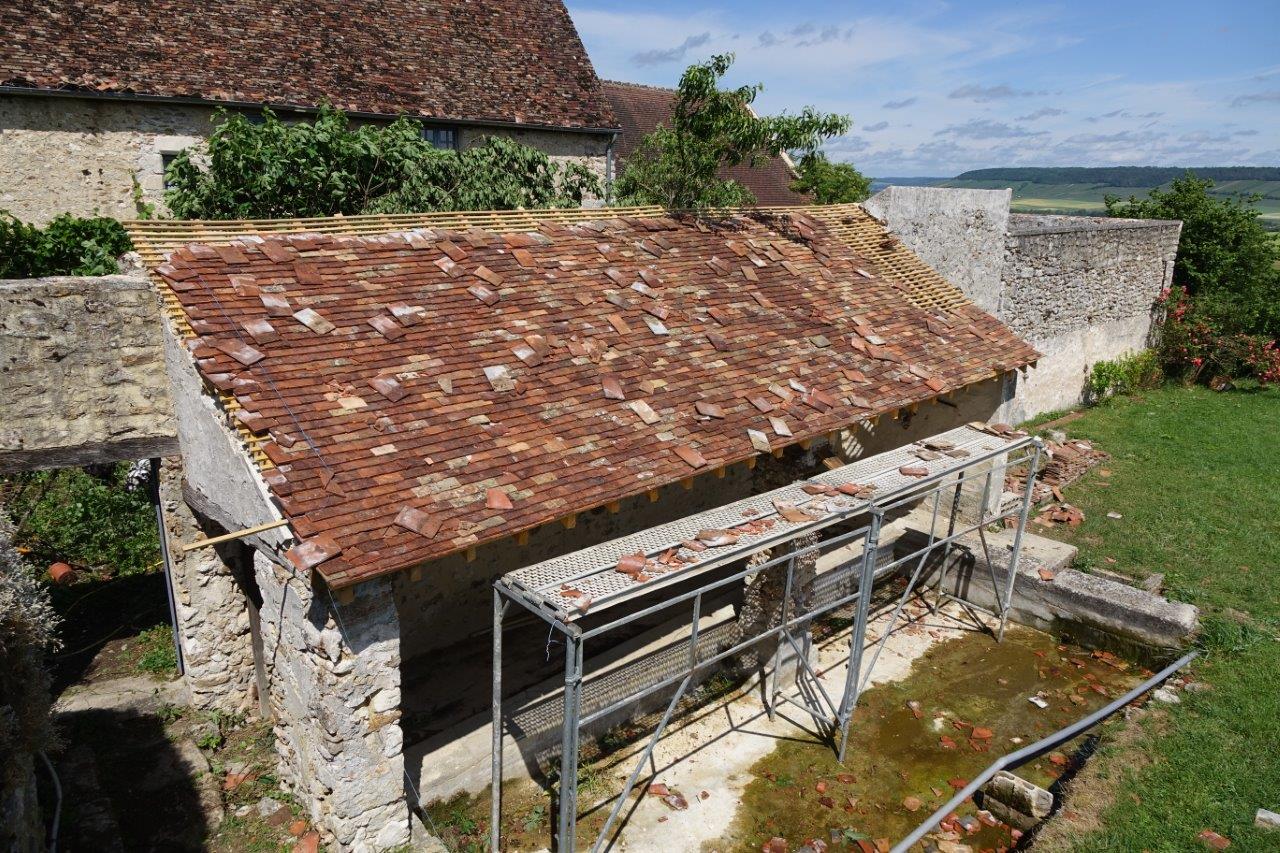 La rénovation de la toiture du lavoir était presque terminée.