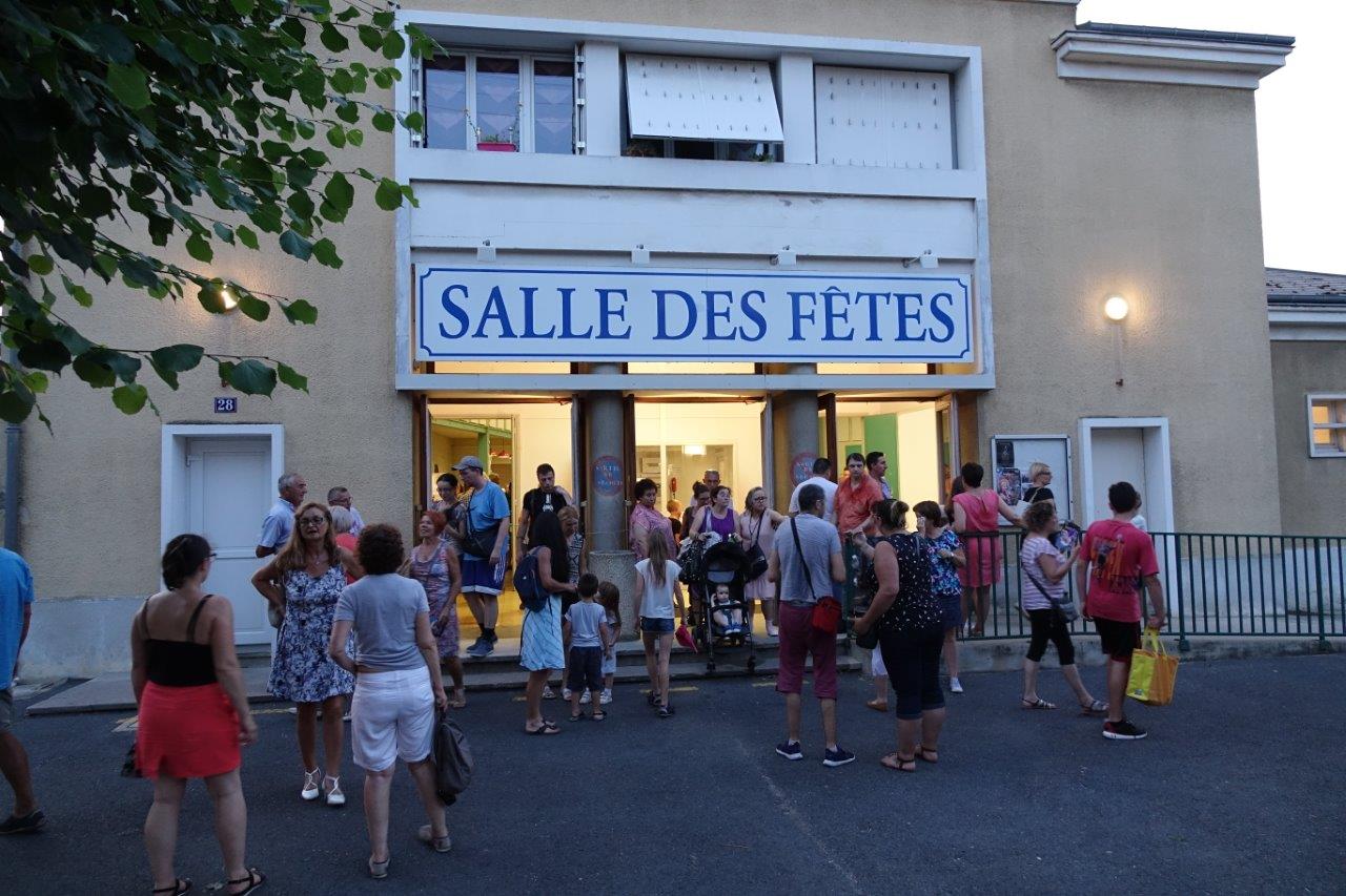Avec 300 personnes, la jauge maximale de la salle des fêtes est atteinte.