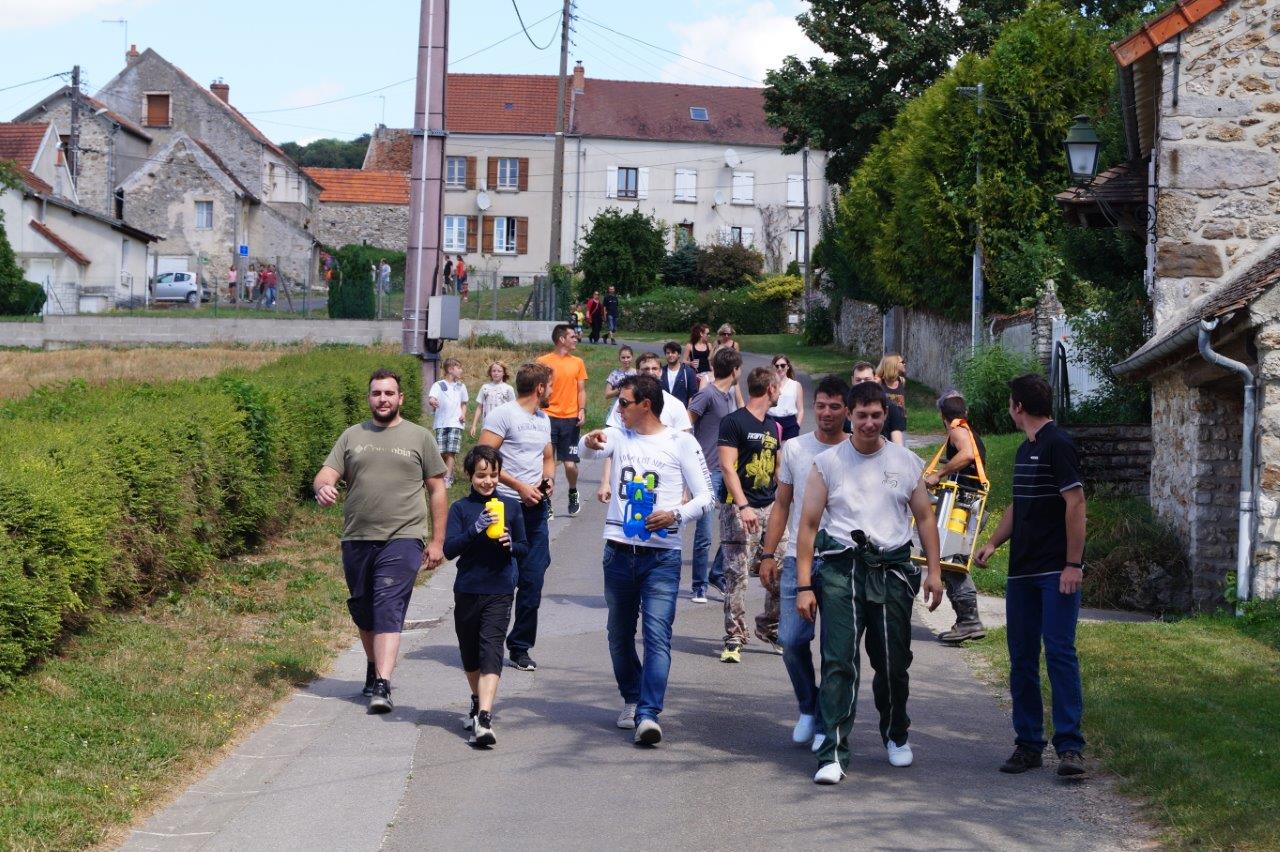 Joueurs et spectateurs se dirigent vers le point de rendez-vous...