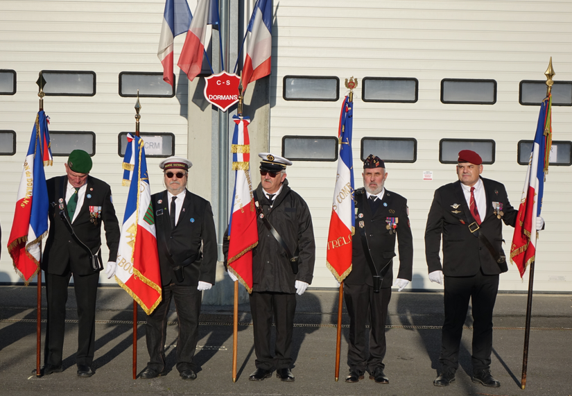 À chaque cérémonie, les porte-drapeaux sont présents.