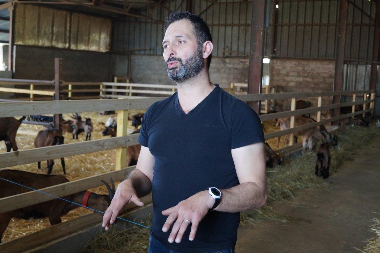 Pour David Toussirot, l'acquisition des bâtiments a permis d'offrir un meilleur confort aux chèvres et d'avoir de meilleures conditions de travail.