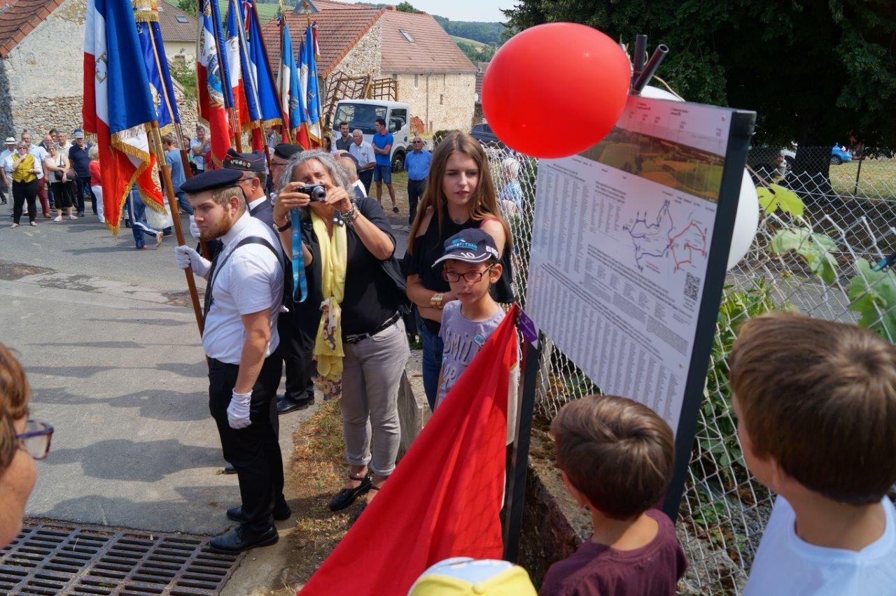 Les chemins mémoriels sont inaugurés devant la population...