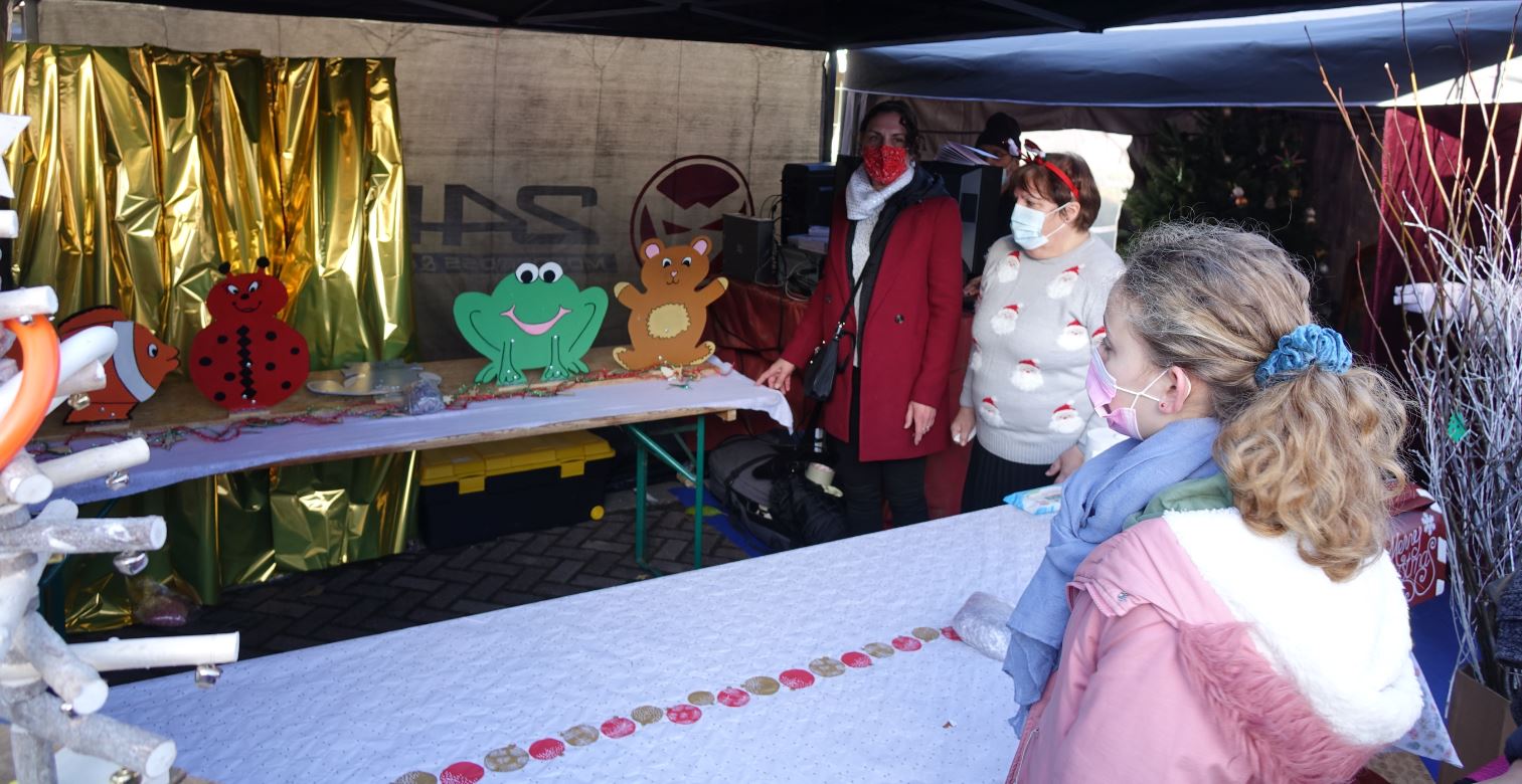 En jouant avec Frangipane, Gertrude, Rudolphe et leurs amis, les enfants tentent de gagner un ticket de manège gratuit.