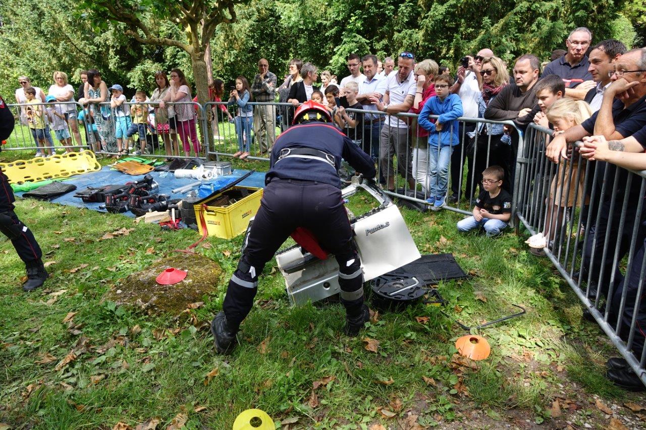 Les pièces du véhicule sont entreposées lors du démontage.