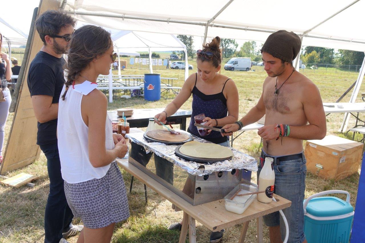 La vente de crêpes participe à l'effort de rénovation de la ferme.