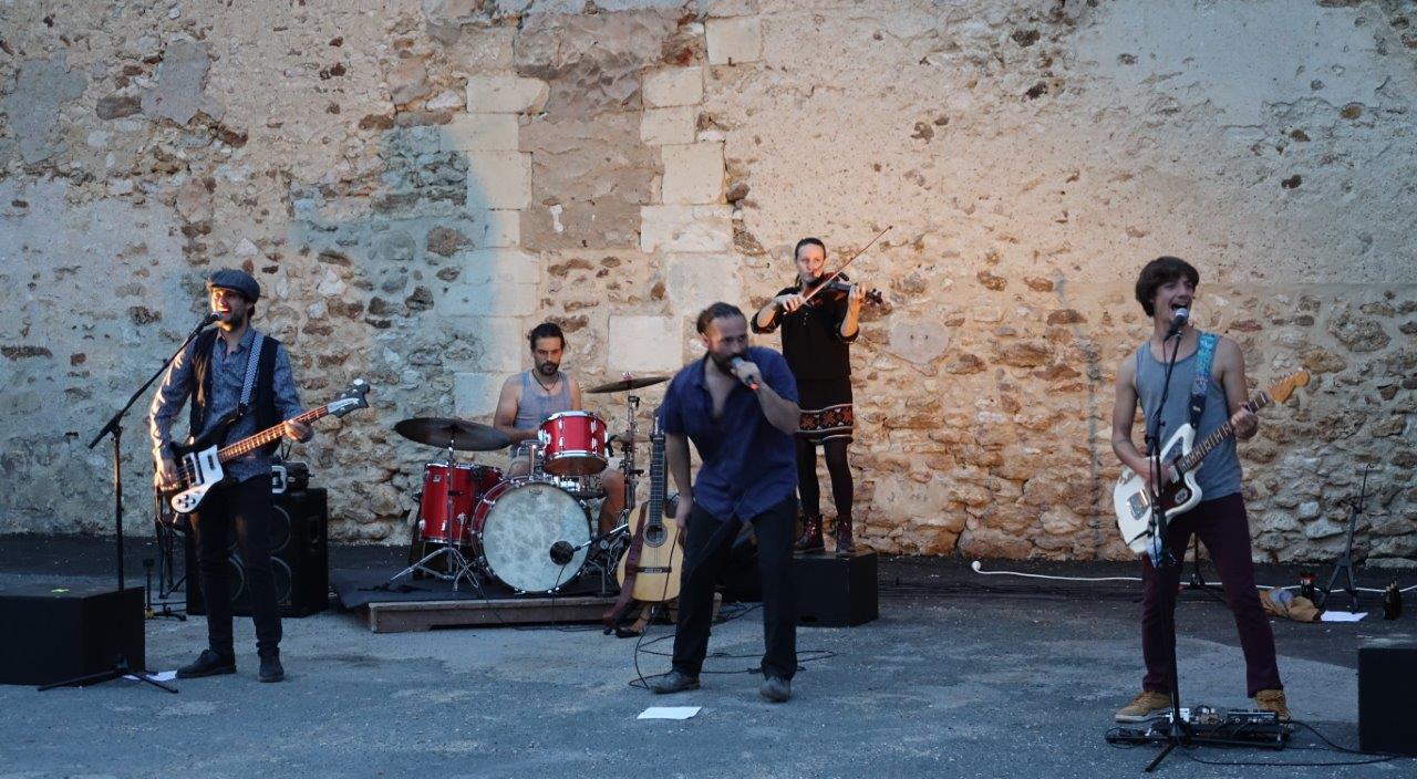 Ramon Tapul délivre un son nerveux aux accents gipsy rock...