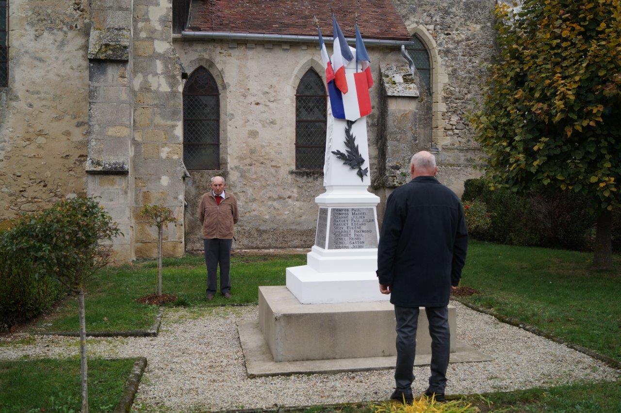Au fond : Bernard Roulot est le président de la section odonienne des anciens combattants.