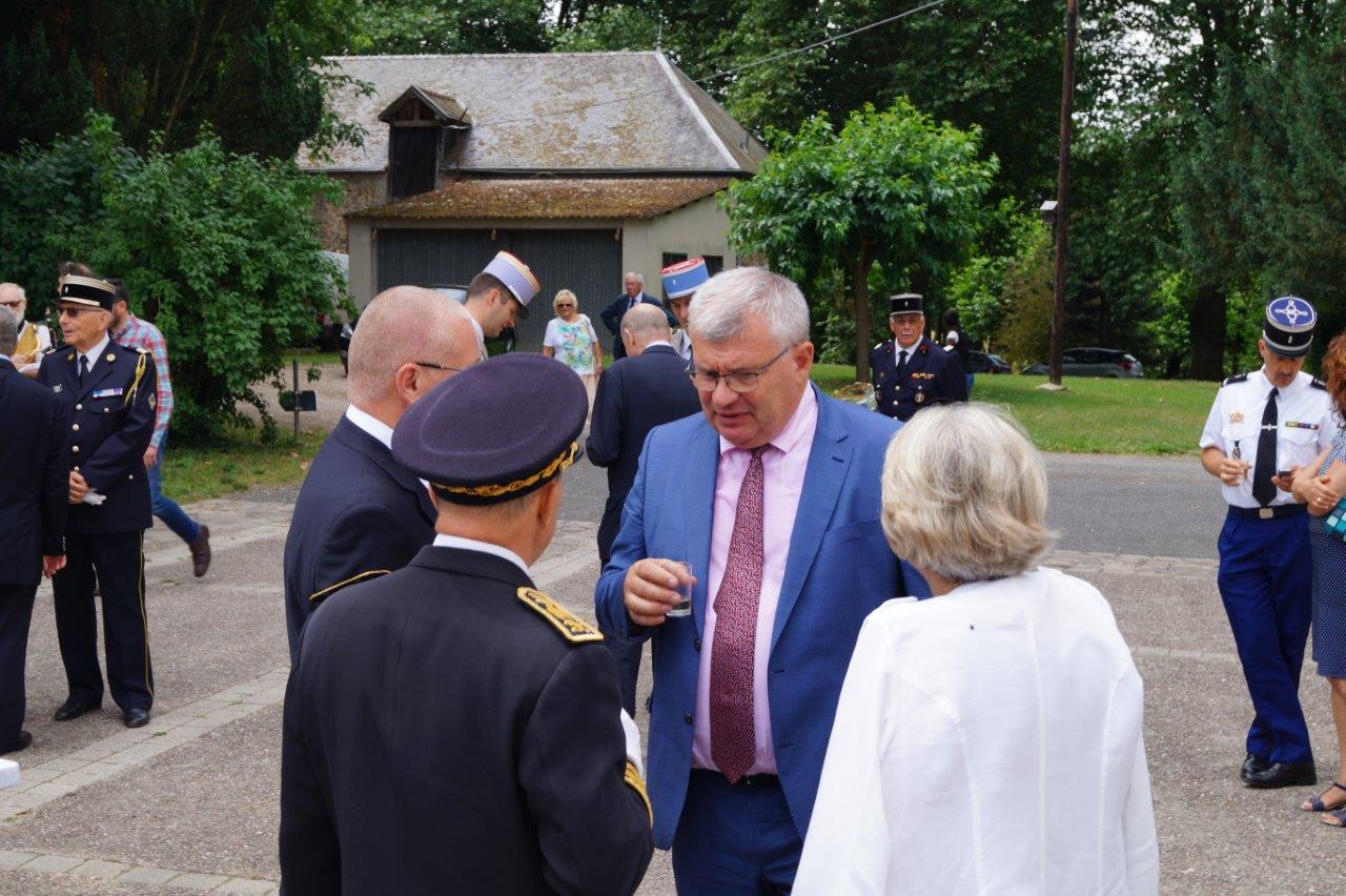 Au retour dans la cour du château, les participants ont champagné !