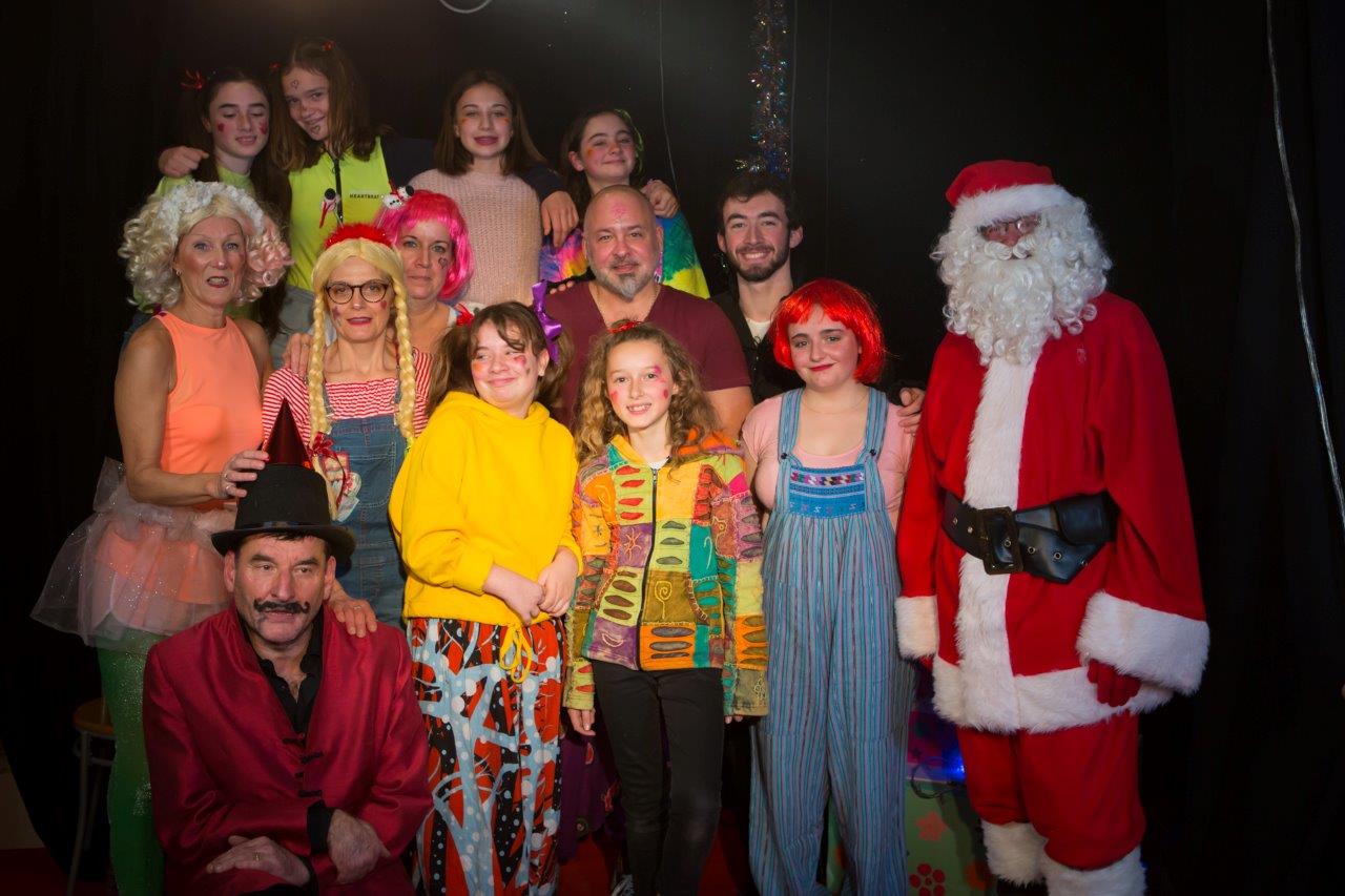 La troupe de comédiens amateurs et le Père Noël.