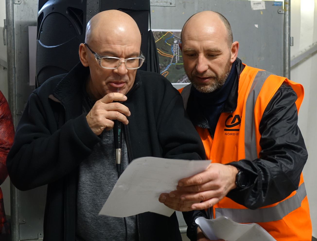 De gauche à droite : Olivier George, président du Racing Club Dormans et Olivier Farard proclament les résultats de la course adultes.